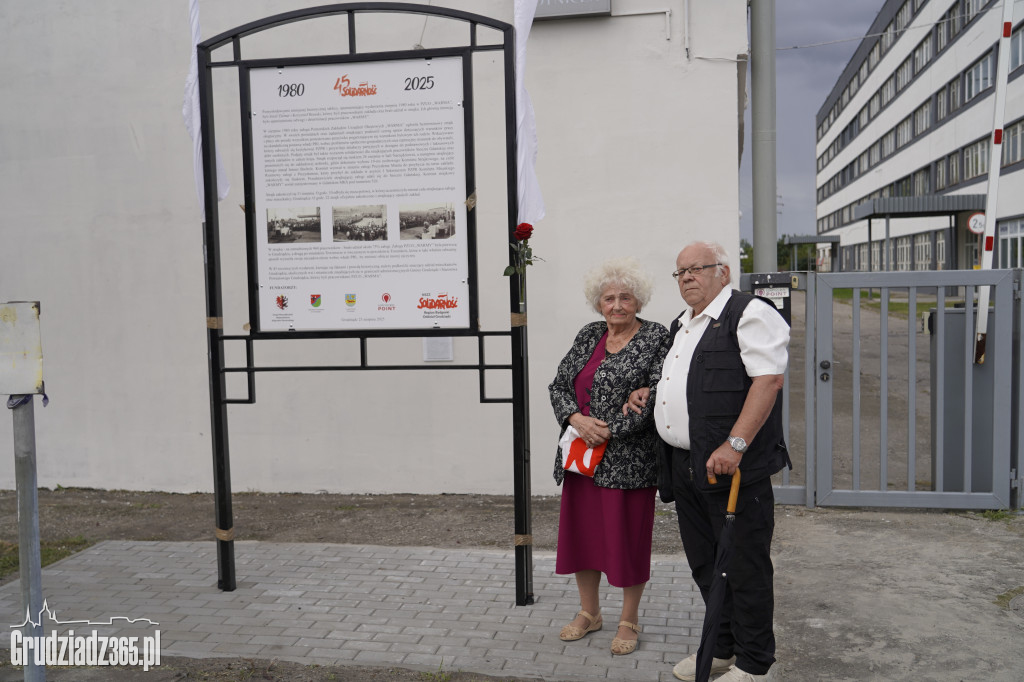 Hołd dla bohaterów Solidarności. W Grudziądzu odsłonięto tablicę w 45. rocznicę zrywu
