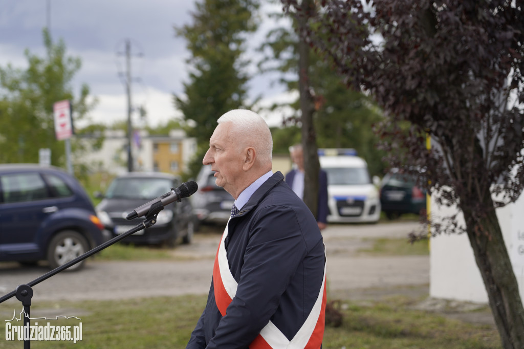 Hołd dla bohaterów Solidarności. W Grudziądzu odsłonięto tablicę w 45. rocznicę zrywu