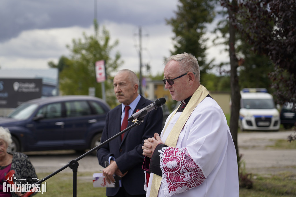 Hołd dla bohaterów Solidarności. W Grudziądzu odsłonięto tablicę w 45. rocznicę zrywu