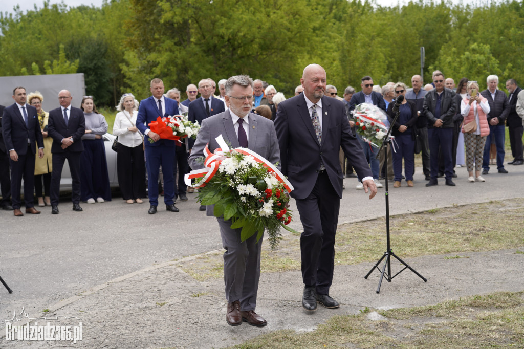 Hołd dla bohaterów Solidarności. W Grudziądzu odsłonięto tablicę w 45. rocznicę zrywu