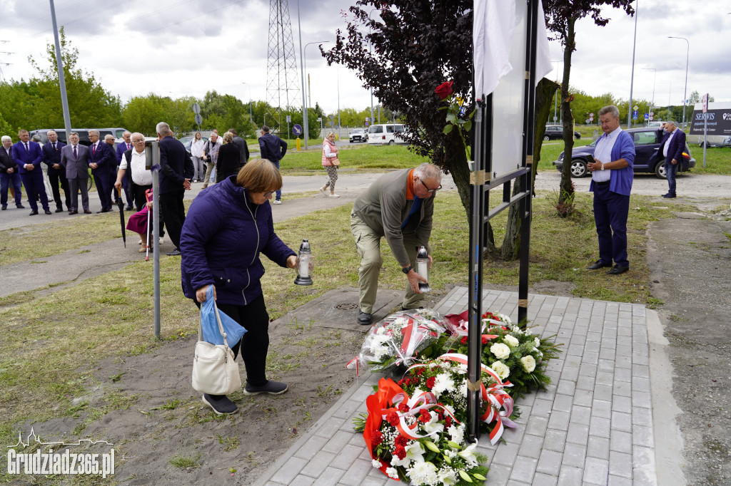 Hołd dla bohaterów Solidarności. W Grudziądzu odsłonięto tablicę w 45. rocznicę zrywu