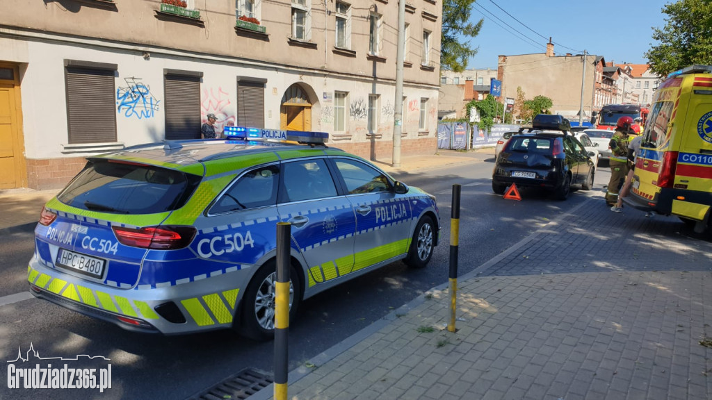 Karambol na Kalinkowej. Zderzenie trzech aut, jedna osoba trafiła do szpitala