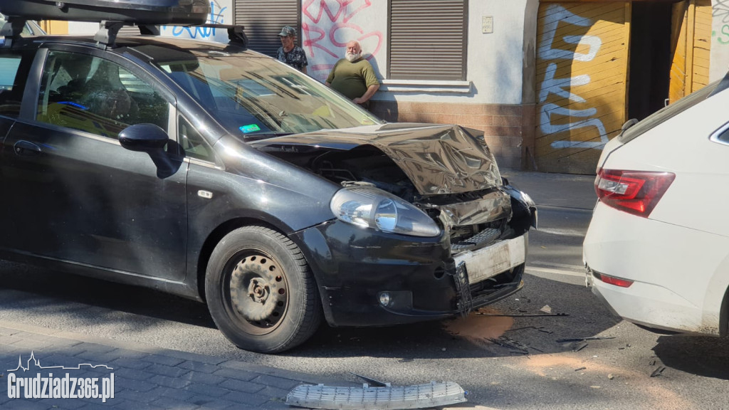 Karambol na Kalinkowej. Zderzenie trzech aut, jedna osoba trafiła do szpitala