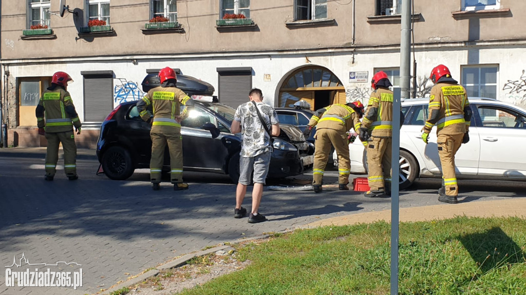 Karambol na Kalinkowej. Zderzenie trzech aut, jedna osoba trafiła do szpitala