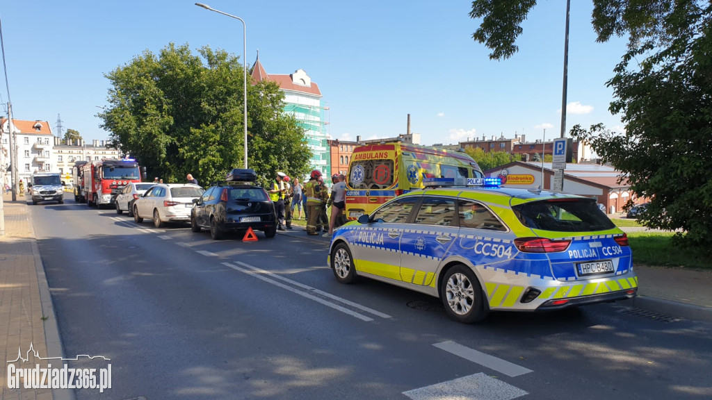 Karambol na Kalinkowej. Zderzenie trzech aut, jedna osoba trafiła do szpitala