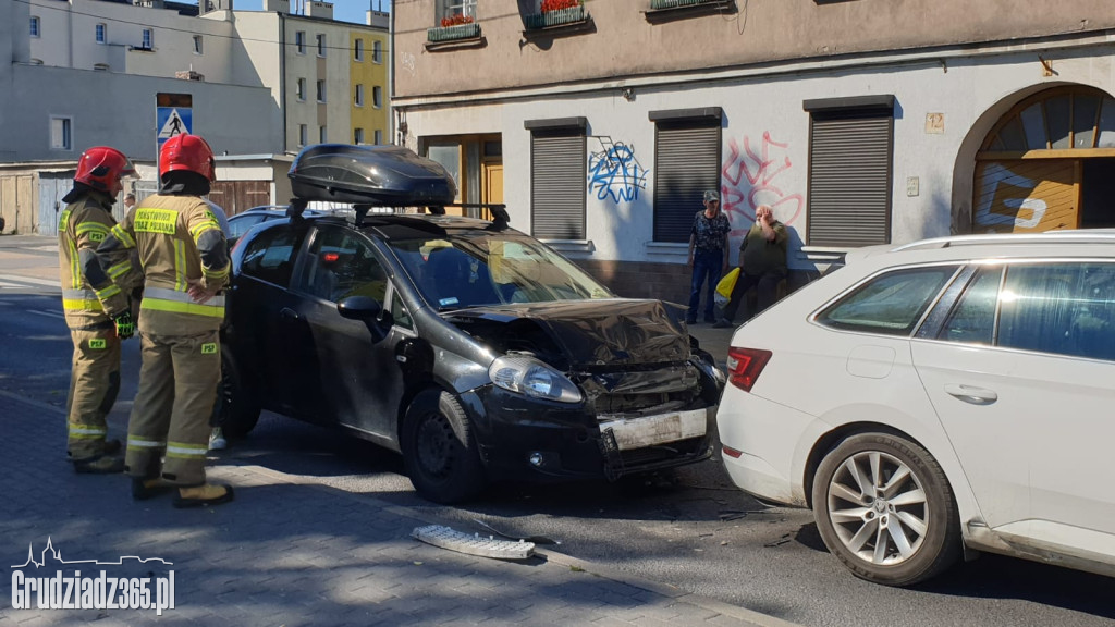 Karambol na Kalinkowej. Zderzenie trzech aut, jedna osoba trafiła do szpitala