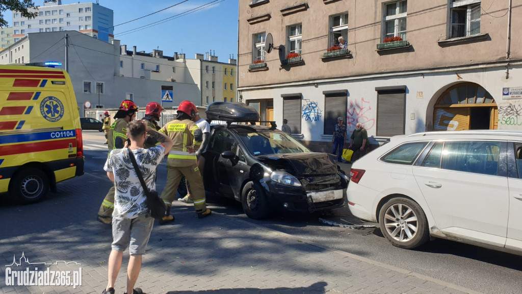 Karambol na Kalinkowej. Zderzenie trzech aut, jedna osoba trafiła do szpitala