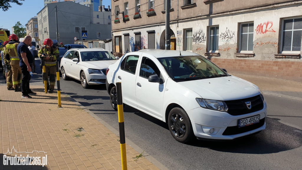Karambol na Kalinkowej. Zderzenie trzech aut, jedna osoba trafiła do szpitala