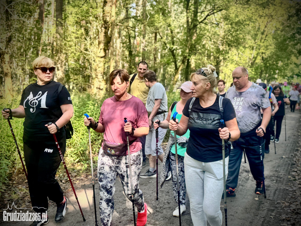 Integracyjny Marsz z Kijkami w Rudniku. Wspólny krok ku zdrowiu i integracji