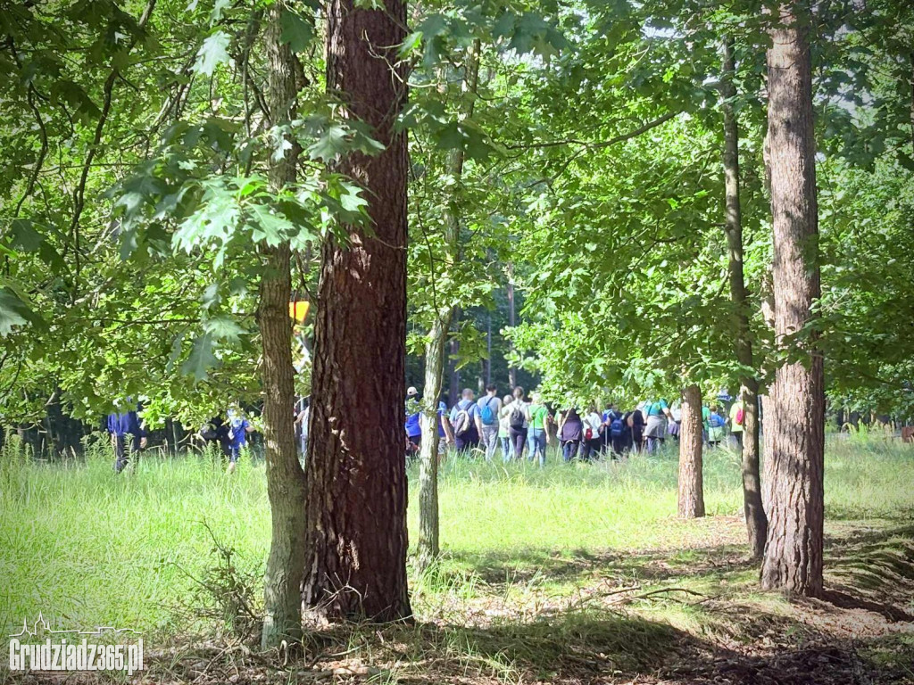 Integracyjny Marsz z Kijkami w Rudniku. Wspólny krok ku zdrowiu i integracji