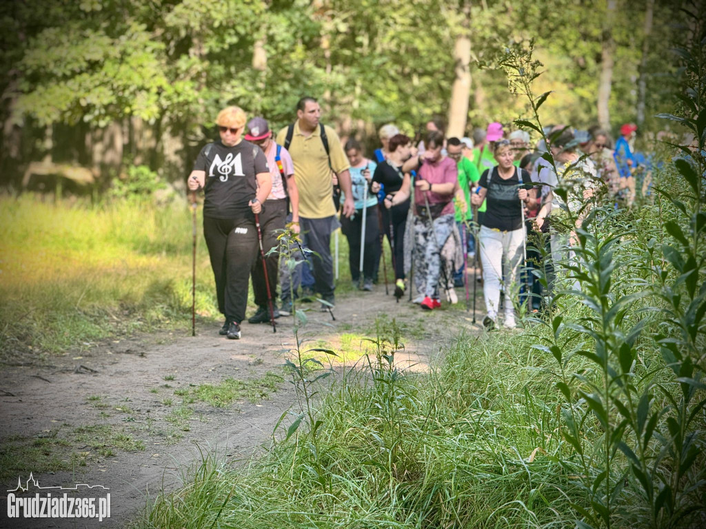 Integracyjny Marsz z Kijkami w Rudniku. Wspólny krok ku zdrowiu i integracji