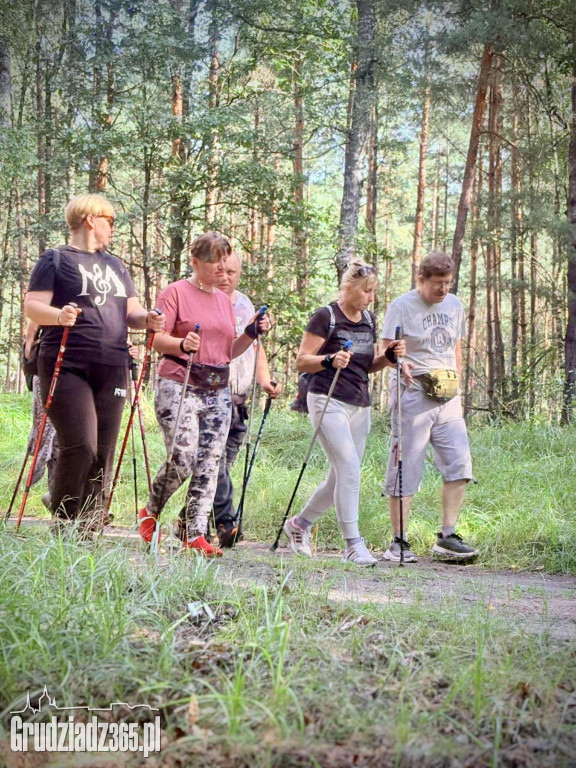 Integracyjny Marsz z Kijkami w Rudniku. Wspólny krok ku zdrowiu i integracji