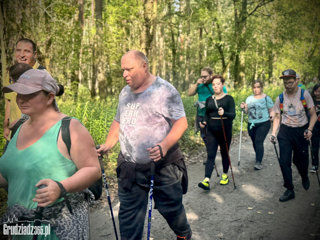 Integracyjny Marsz z Kijkami w Rudniku. Wspólny krok ku zdrowiu i integracji