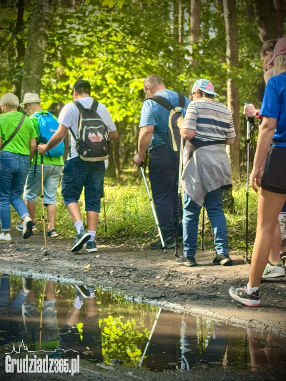 Integracyjny Marsz z Kijkami w Rudniku. Wspólny krok ku zdrowiu i integracji