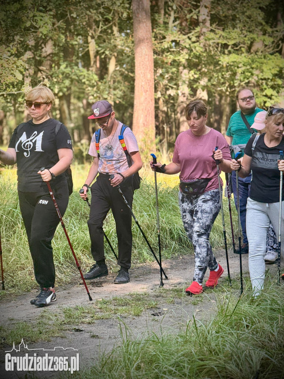 Integracyjny Marsz z Kijkami w Rudniku. Wspólny krok ku zdrowiu i integracji