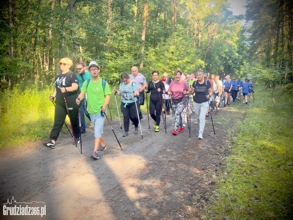 Integracyjny Marsz z Kijkami w Rudniku. Wspólny krok ku zdrowiu i integracji