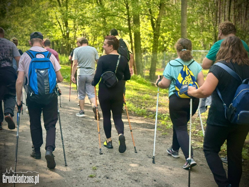 Integracyjny Marsz z Kijkami w Rudniku. Wspólny krok ku zdrowiu i integracji