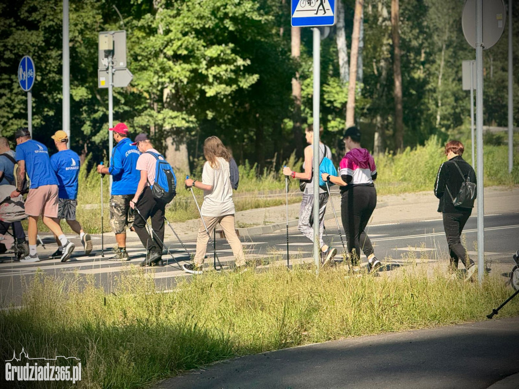 Integracyjny Marsz z Kijkami w Rudniku. Wspólny krok ku zdrowiu i integracji
