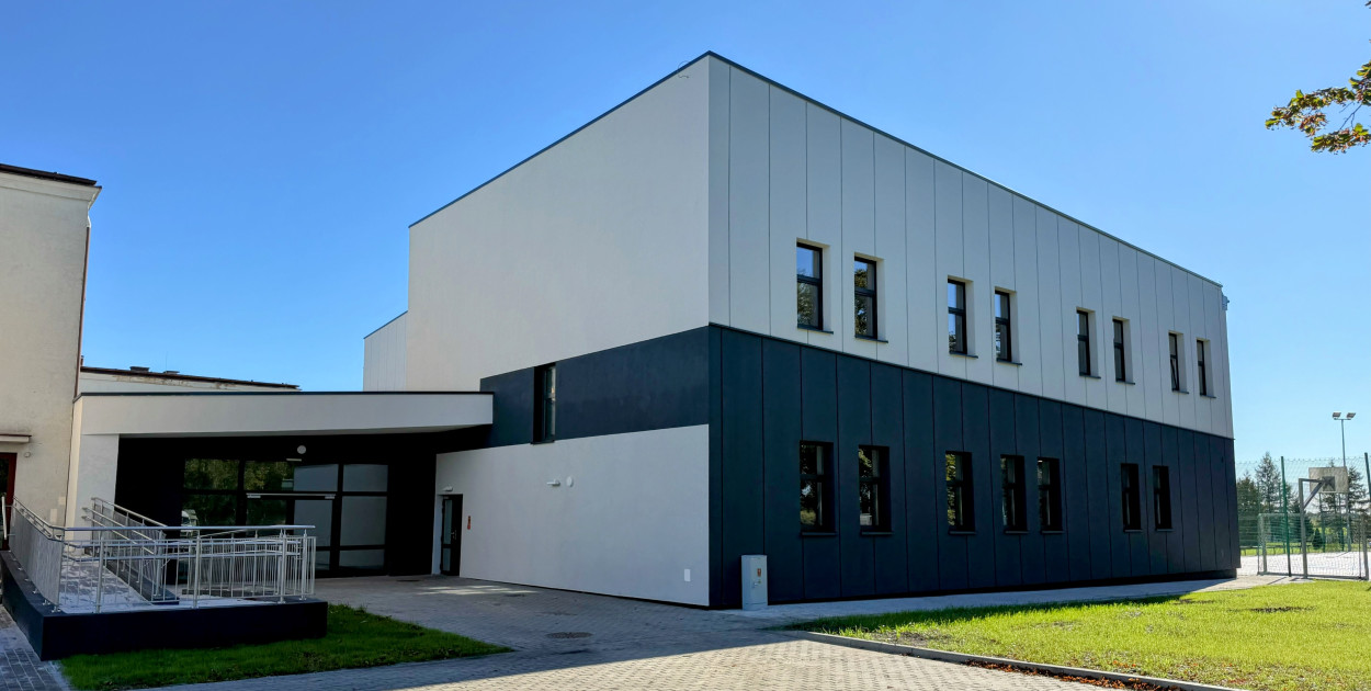 Koniec wieloletniego czekania! Uczniowie z Brzozowa wbiegną do nowej sali już 14 października