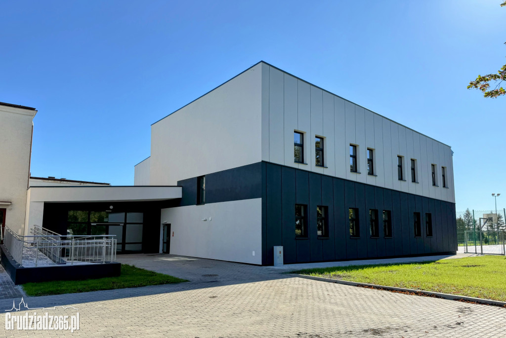 Koniec wieloletniego czekania! Uczniowie z Brzozowa wbiegną do nowej sali już 14 października