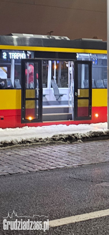 Lodowisko pod nogami grudziądzan. Przystanki i miejskie chodniki to tor przeszkód