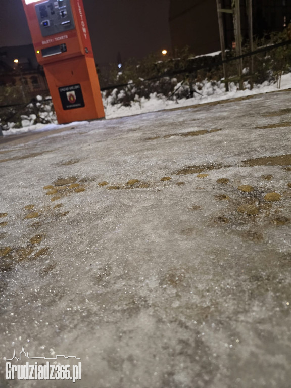 Lodowisko pod nogami grudziądzan. Przystanki i miejskie chodniki to tor przeszkód