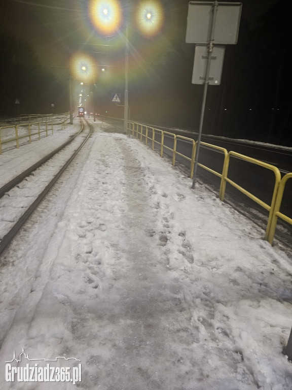 Lodowisko pod nogami grudziądzan. Przystanki i miejskie chodniki to tor przeszkód