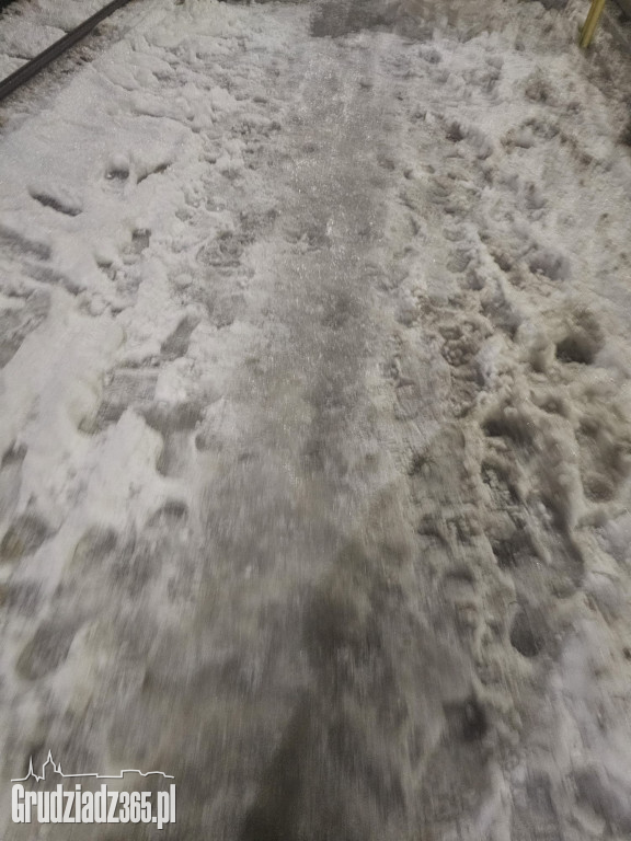 Lodowisko pod nogami grudziądzan. Przystanki i miejskie chodniki to tor przeszkód