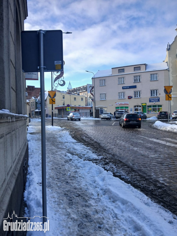 Grudziądz: Prezydent robi „orzełki”, a miasto tonie w zaspach. Radny Sarnowski odpowiada w nietypowy sposób