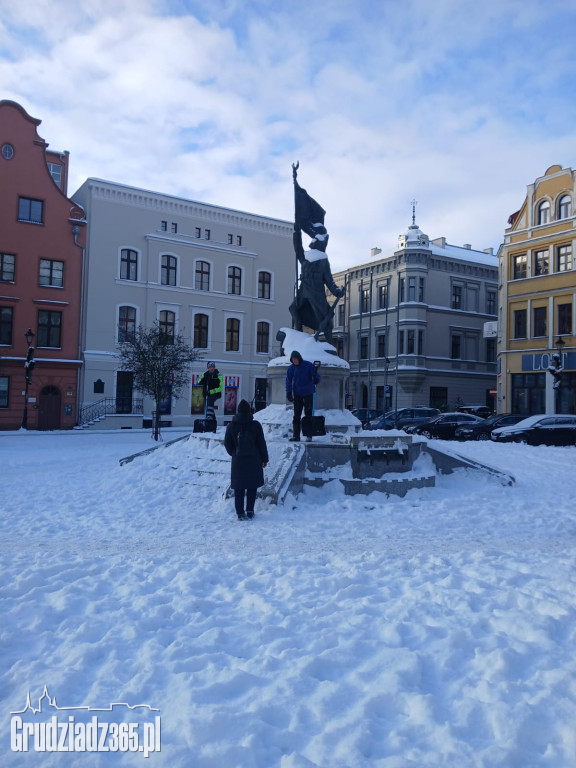 Grudziądz: Prezydent robi „orzełki”, a miasto tonie w zaspach. Radny Sarnowski odpowiada w nietypowy sposób