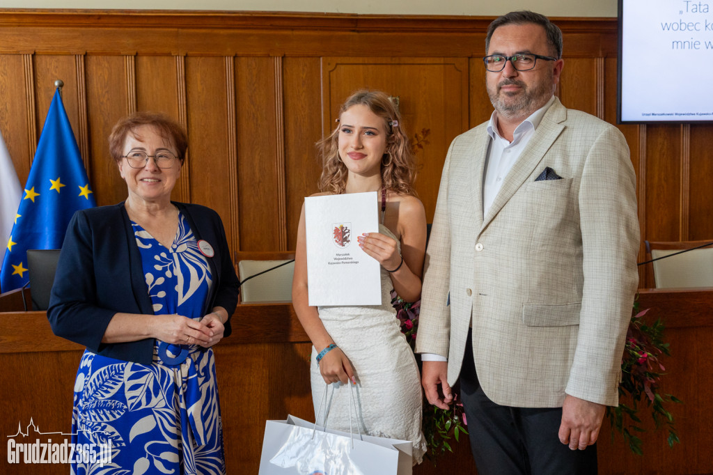 Uczennica z Grudziądza laureatką wojewódzkiego konkursu na Dzień Ojca!