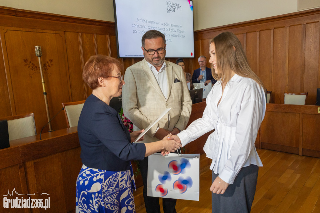Uczennica z Grudziądza laureatką wojewódzkiego konkursu na Dzień Ojca!