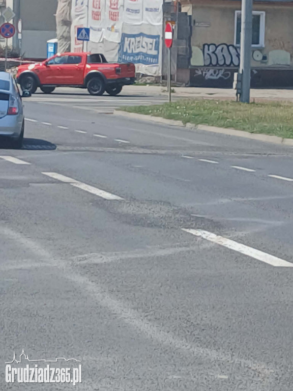 Grudziądz: Najpierw malują pasy, potem lepią dziury. Mieszkańcy i radny łapią się za głowy