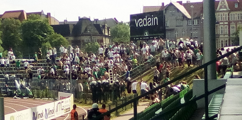 Policja uspokaja kibiców po meczu Olimpii Grudziądz