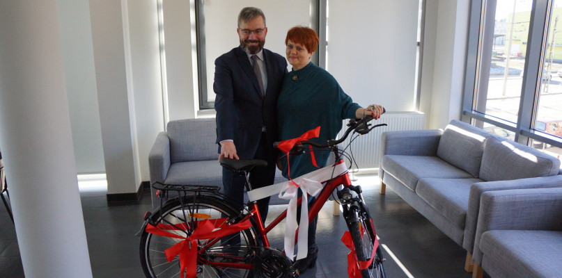 Prezes MZK wręczył nagrodę w konkursie na nazwę ulicy