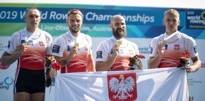 Polska czwórka bez sternika Mateusz Wilangowski, Mikołaj Burda, Marcin Brzeziński i Michał Szpakowski podczas dekoracji Foto: PAP/EPA/CHRISTIAN BRUNA