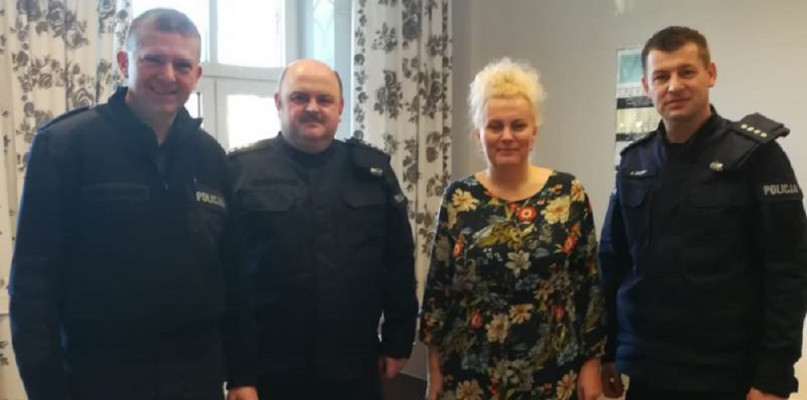 Od lewej stoją na zdjęciu: asp. szt. Paweł Nowicki, asp. szt. Jacek Lutowski, Wójt Gminy Dragacz Dorota Krezymon, nadkom. Jarosław Zdunek