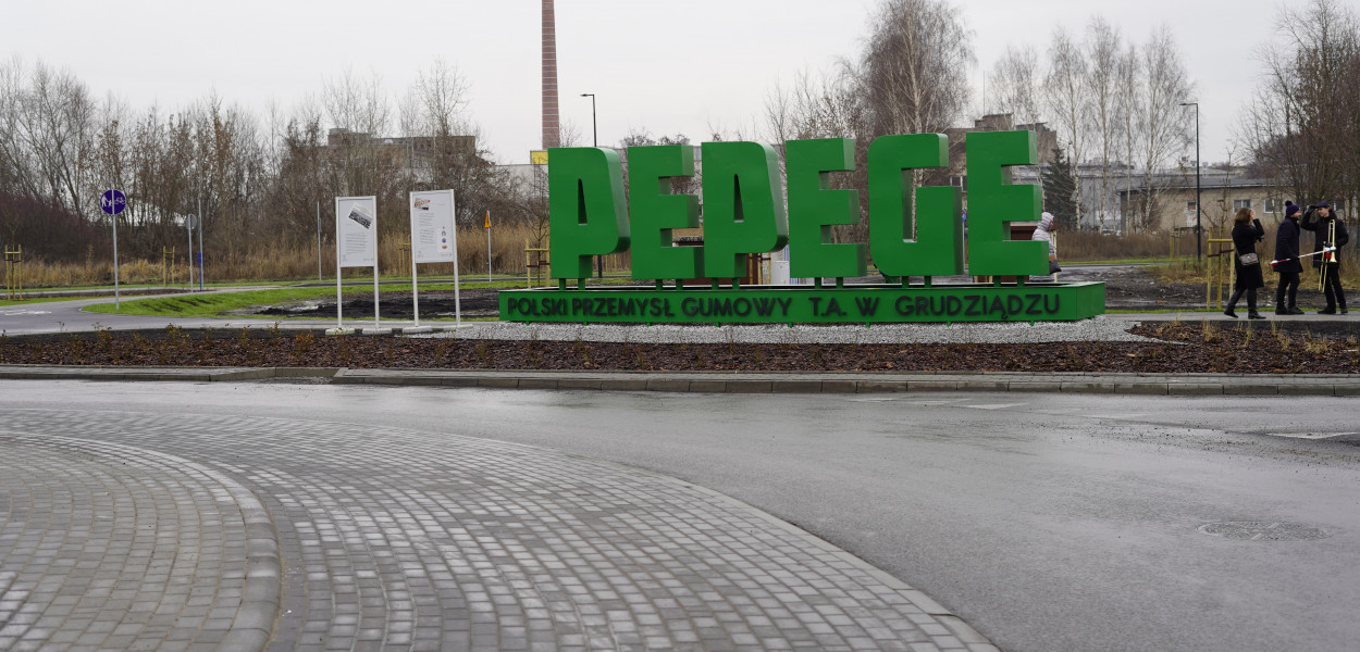 Rondo u zbiegu ulic Waryńskiego, Dworcowej i Rapackiego nosi nazwę Ronda PePeGe