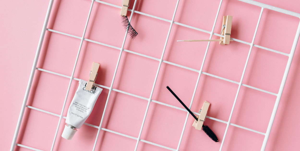 Krok po kroku: Jak przykleić rzęsy jak profesjonalistka? 