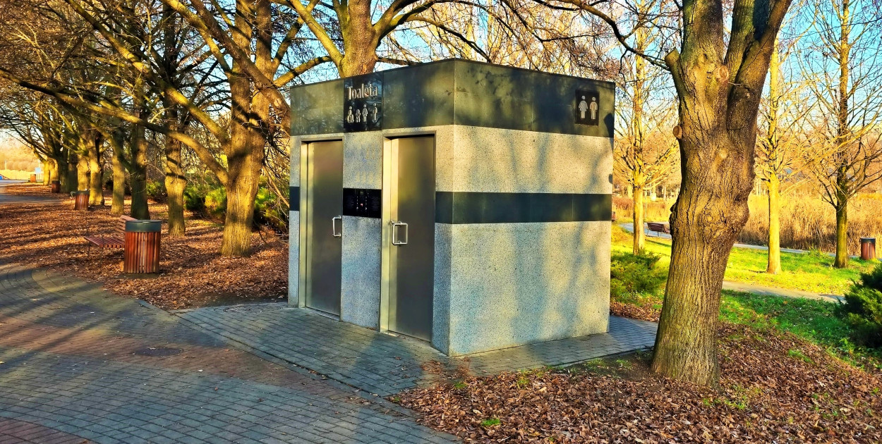 Nowoczesna toaleta miejska