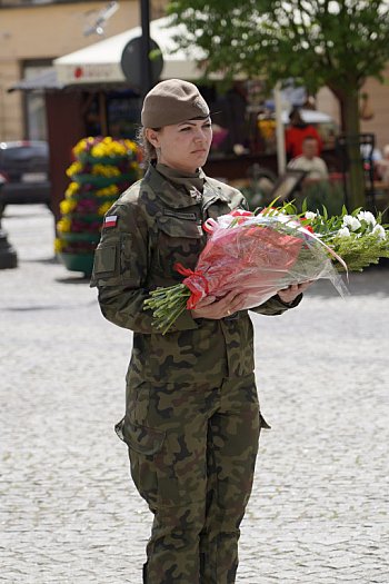 Kwiaty pod pomnikiem Żołnierza Polskiego na Rynku w Grudziądzu-1734