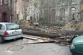 Silny wiatr powalił płot przy Pułaskiego! Ogrodzenie runęło na zaparkowane samochody-2333