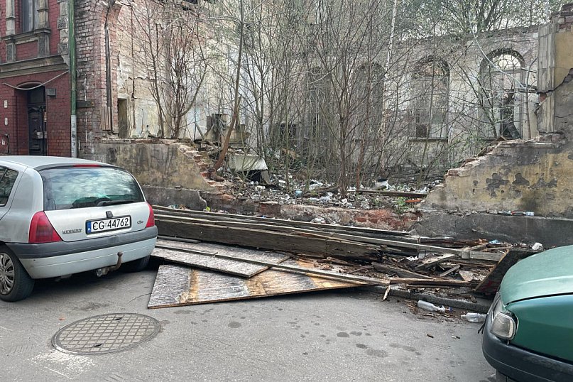 Silny wiatr powalił płot przy Pułaskiego! Ogrodzenie runęło na zaparkowane samochody