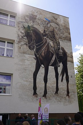 \"Ułańskie Murale na Dwudziestce\" Uroczyście Odsłonięte w Grudziądzkiej SP nr 20!-2353