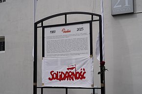 Hołd dla bohaterów Solidarności. W Grudziądzu odsłonięto tablicę w 45. rocznicę zrywu-2414