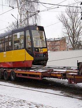 Załadunek tramwaju na lawetę i test nowego torowiska w Grudziądzu-79935