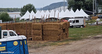 Do Grudziądza zwieziono wiele ton słomy. Czy ktoś pomyślał o bezpieczeństwie?-90612