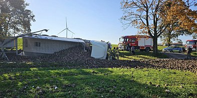 Wypadek ciężarówki z burakami na drodze wojewódzkiej 54-91724