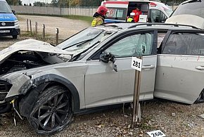 Groźny wypadek na Lotniczej w Grudziądzu - auto wbiło się w ogrodzenie WZU-91749