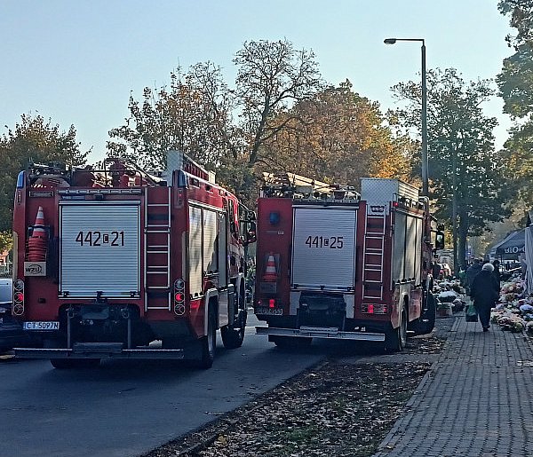 Nietypowa akcja na cmentarzu w Grudziądzu. Mężczyzna powiadomił, że wpadł do grobu-91878